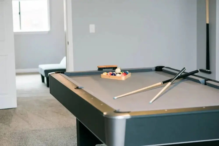 Loft North Shore Apartment Pool Table