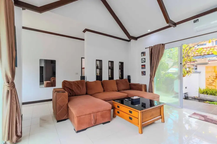 2BR with Pool Near Beaches V267