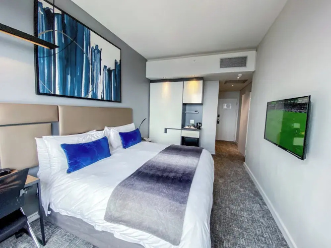 Sandtoncity-apartment-sleeps2-pool-parking