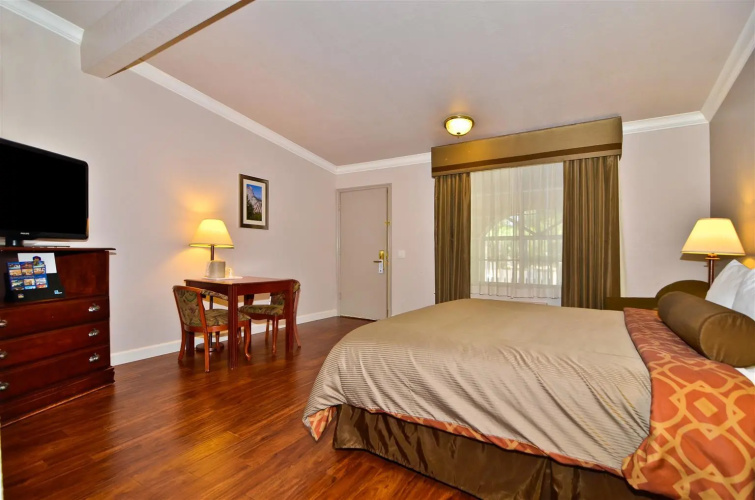 Best Western Plus Bishop Holiday Spa Lodge