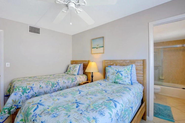 Inviting Beachfront Condo With Pool, spa and Views