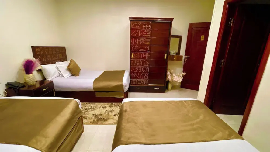 Nemes Pyramids View INN