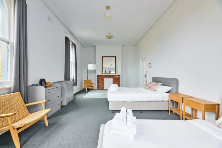 College Lawn Hotel - Hostel
