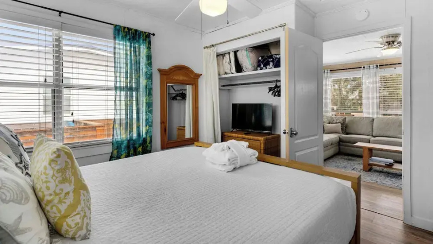 2BR Home, Private Heated Pool, 4 Bikes, Beach Access
