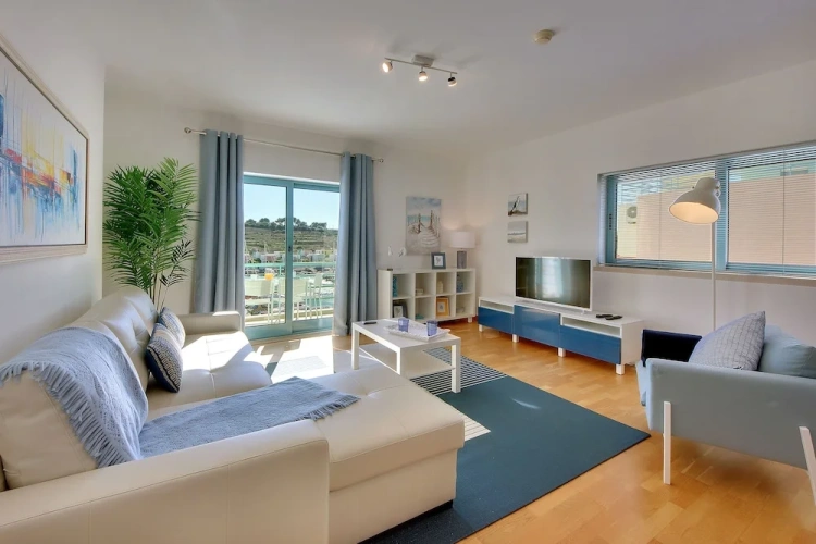 1 Bedroom Apartment with balcony and with harbour view