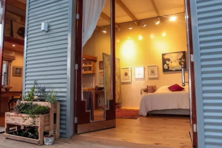 Quirky Eco-Friendly Artist Studio (Sea Views)