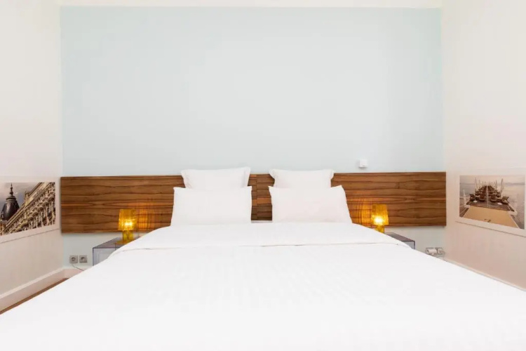 Palais Area: Modern 4 Bedrooms/ 4 Baths