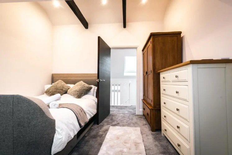 4 Bedrooms Cottage