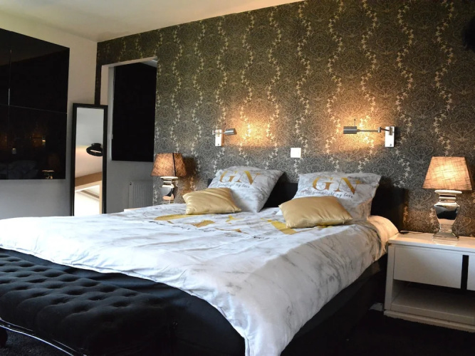 Luxurious Villa in Beauraing With Garden