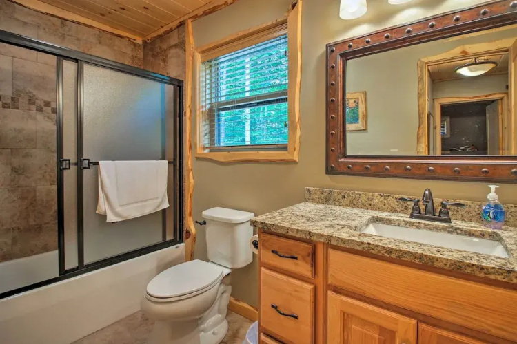 Timber Home: Walk to Slopes & N Conway Shops!