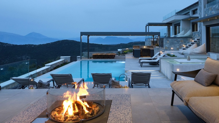 6 Bedrooms Villa
