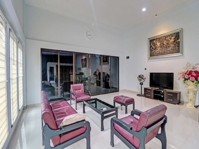 OYO 92057 Reny Kost Syariah