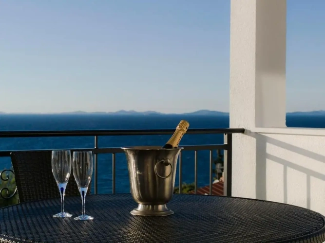 Apartment with balcony and with sea view