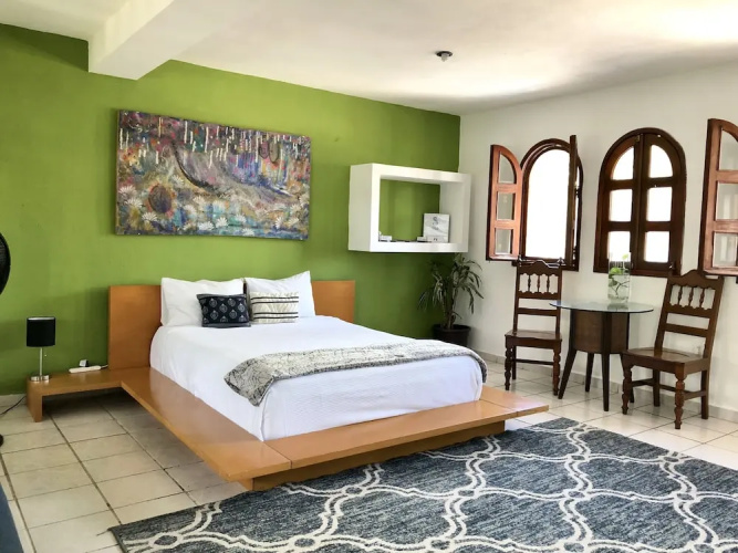 Downtown Studio for 2, near market 28, AC!