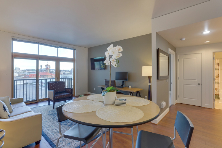 Bright Recently Upgraded Apt – Downtown Location