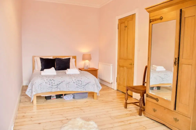 1 Bedroom Flat Near Holyrood Park