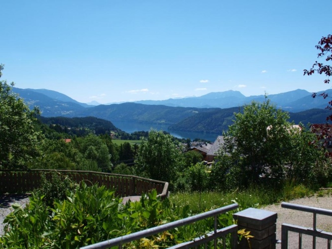 Apartment with lake view