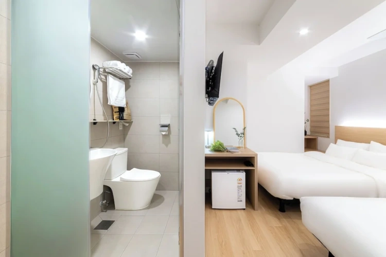 Deluxe Quadruple room with city view