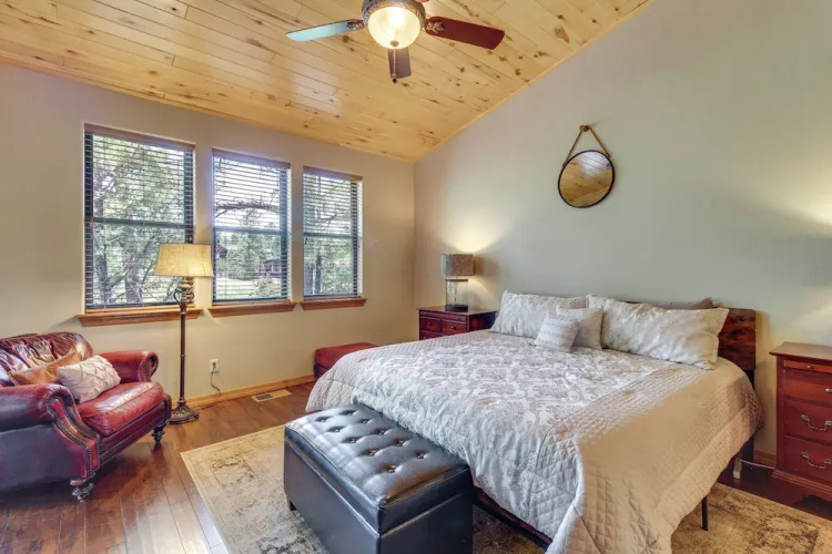Spacious Torreon Cabin w/ Deck & Gas Grill!