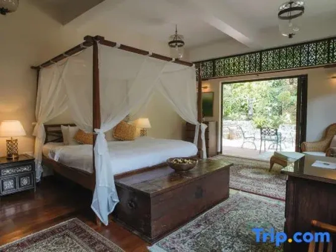 Suite with courtyard view