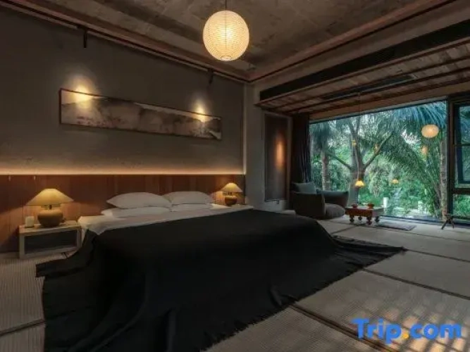 Suite with mountain view