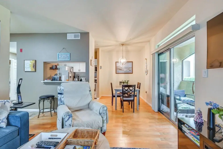 4 Mi to Clearwater Beach: Apt w/ Community Pool!
