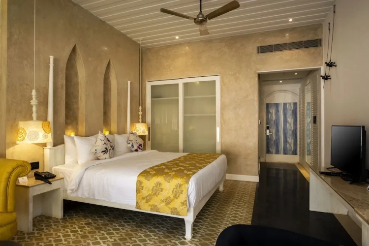 Standard room with pool view