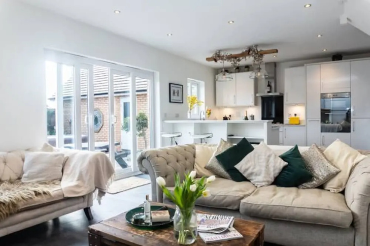 4 Bed-House Sleep 10-Parking-HotTub-Wifi