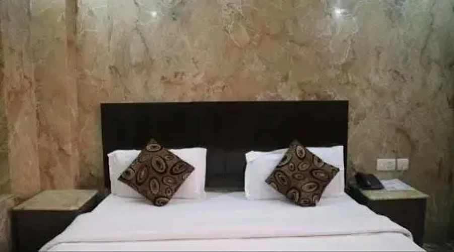 OYO Premium WEA Karol Bagh 2