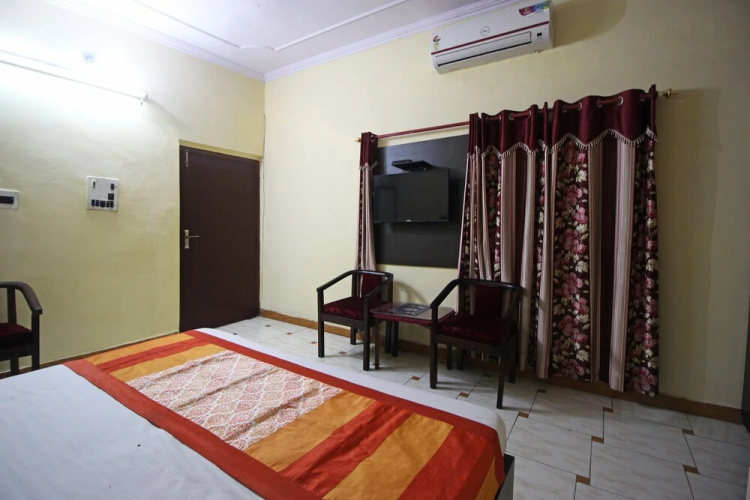 OYO 7928 Hotel Sehgal