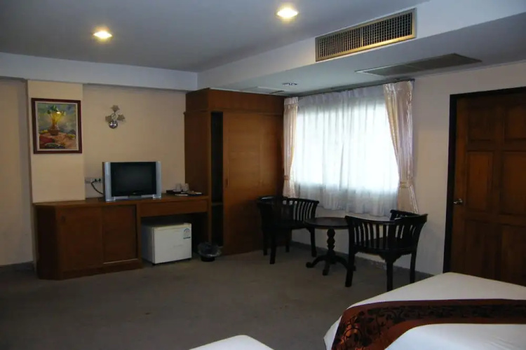 Grand Leo Hotel