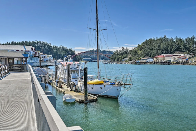 Cozy Beachouse: View & Deck, Steps From Skagit Bay