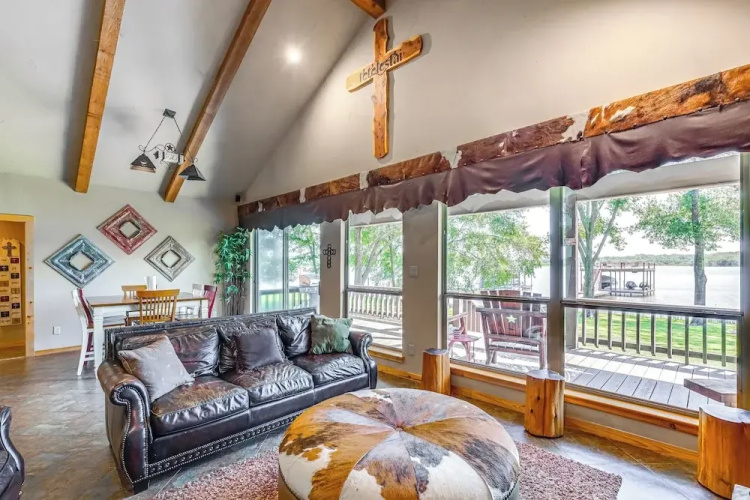 Views & Private Dock: Lakefront Eustace House!