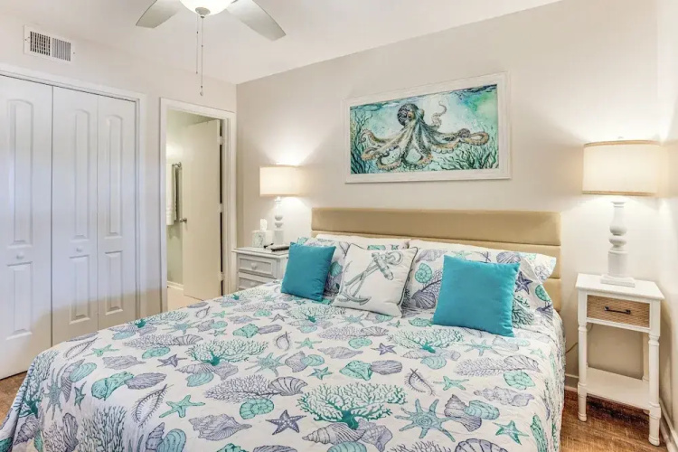 Poolside Fun & Ocean Strolls: Harbor Island Haven!