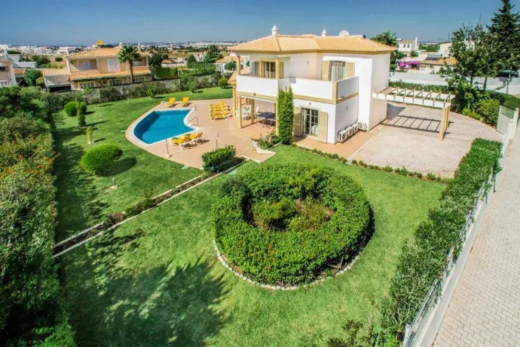 4 Bedrooms Villa