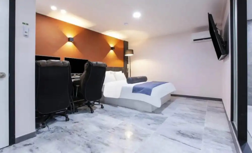 On & Off Hotel