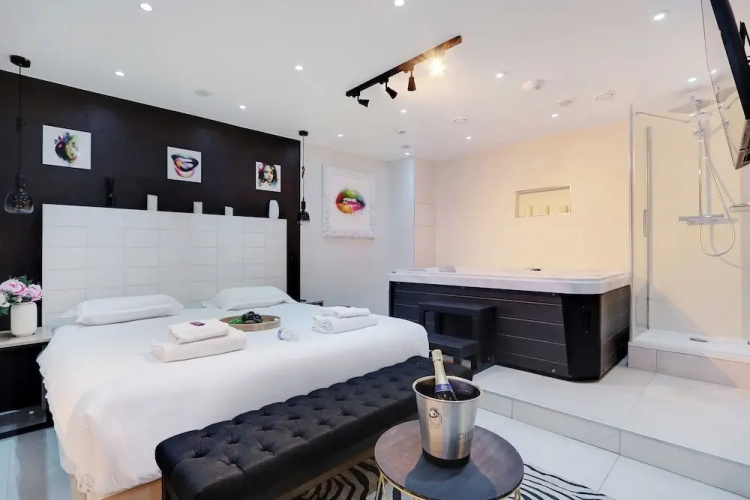 Intimate Flat w/ A/C & Jacuzzi - 2br/6p Montmartre