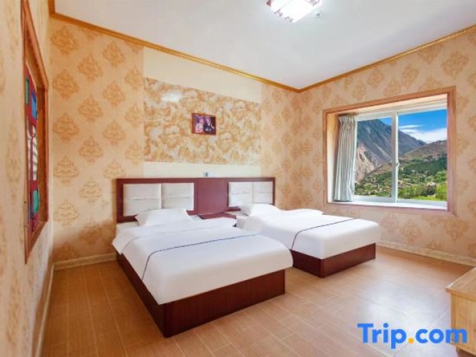 Standard Twin room with mountain view