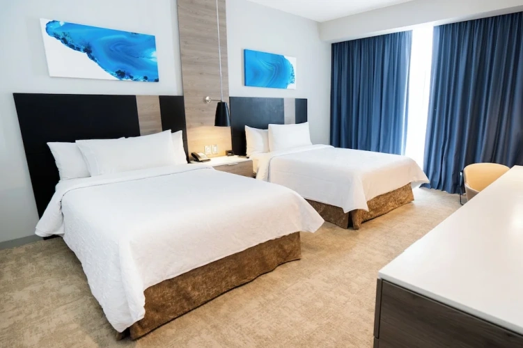W/floor to Ceiling Windows Quadruple room