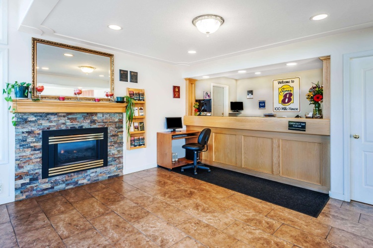 Super 8 by Wyndham 100 Mile House photo 13