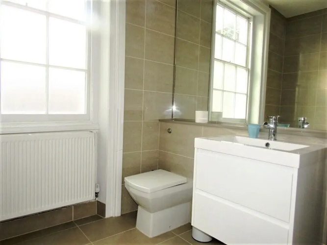 Large Private Double En-suite - 5