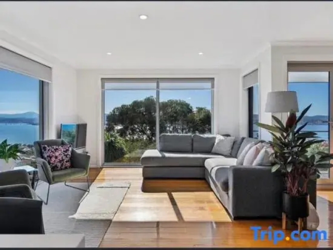Nicolas Escape panoramic views luxury and space