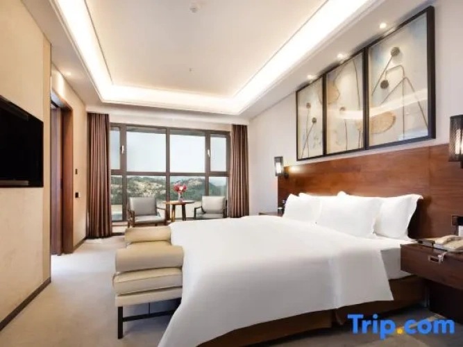 Deluxe Suite with lake view