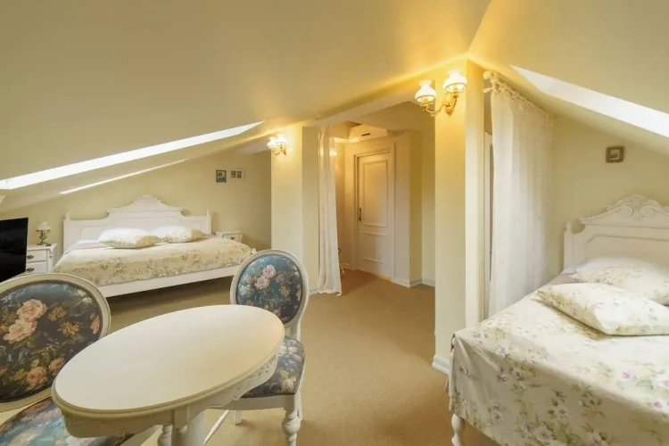 Standard Triple room