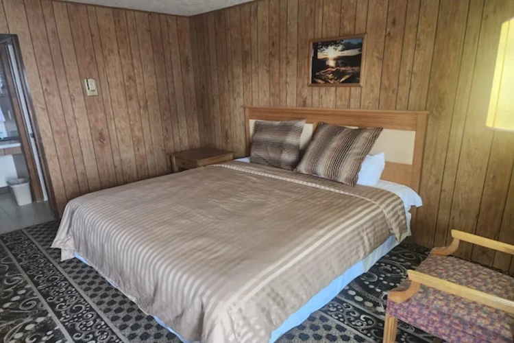First Inn By OYO Quinter Hwy 70