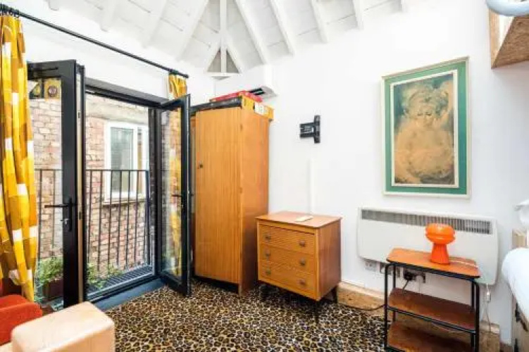 CUTE HOUSE IN SOHO - quiet and unique!