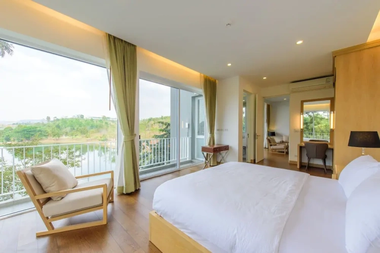 Suite with balcony and with lake view