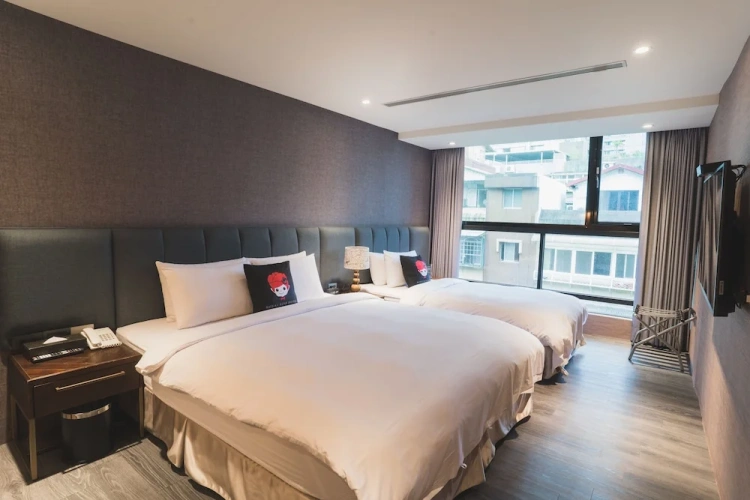 Standard Triple room with city view