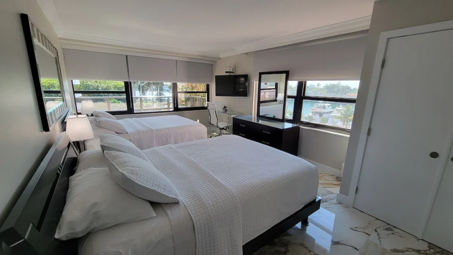Alexander 521 3 Bedroom Apts by RedAwning
