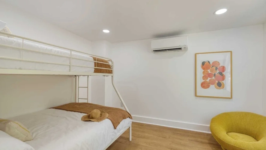 5 Bedrooms Cottage